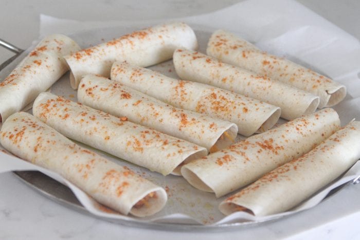 Taquitos al horno con frijoles y queso