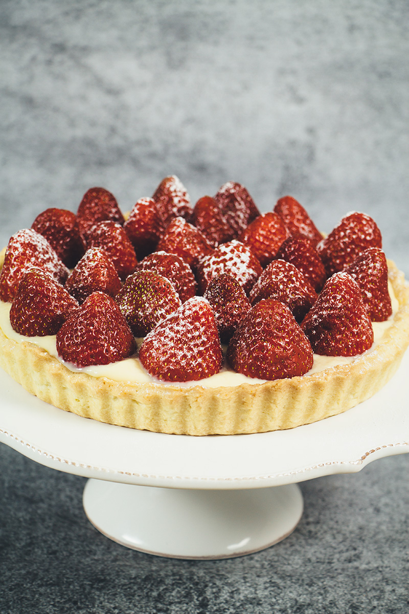 Esta tarta de fresas francesa es, literalmente, lo mejor que puedes hacer con fresas frescas llenas de sabor. Una cáscara de tarta de mantequilla + natillas + fresas! | cocinartheglobe.com