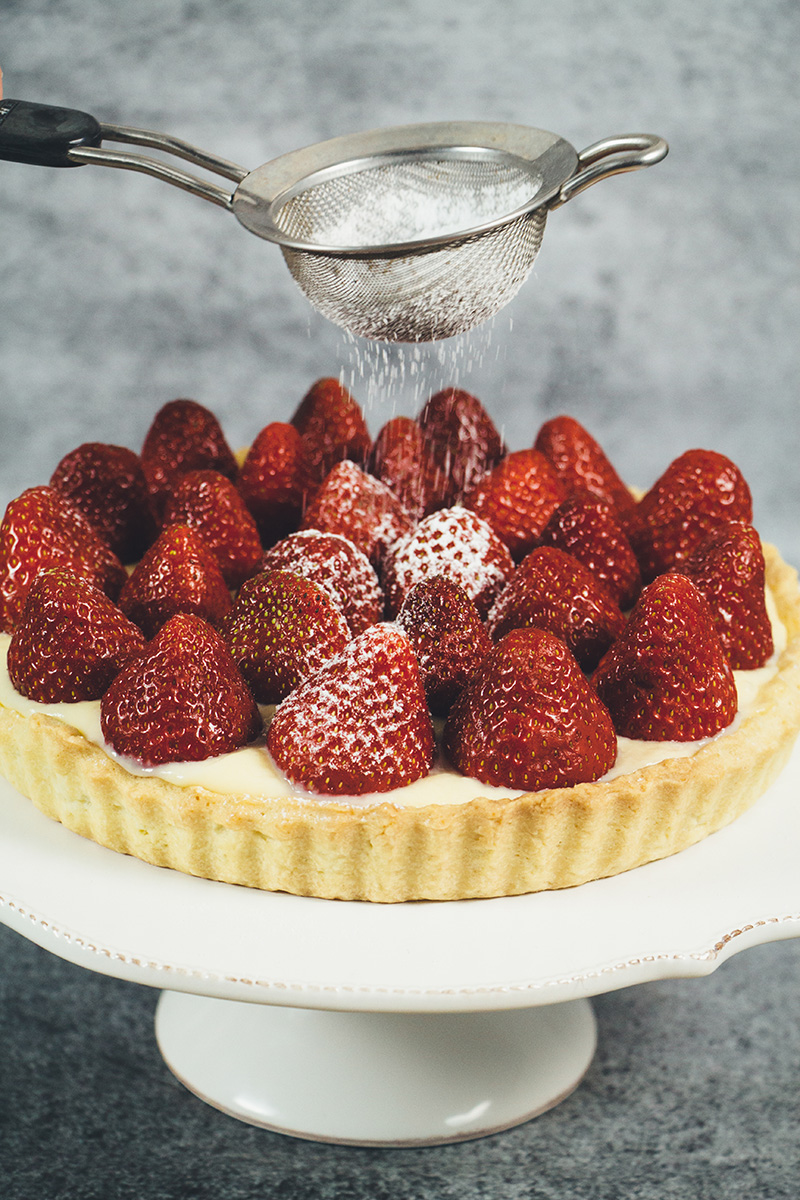 Esta tarta de fresas francesa es, literalmente, lo mejor que puedes hacer con fresas frescas llenas de sabor. Una cáscara de tarta de mantequilla + natillas + fresas! | cocinartheglobe.com