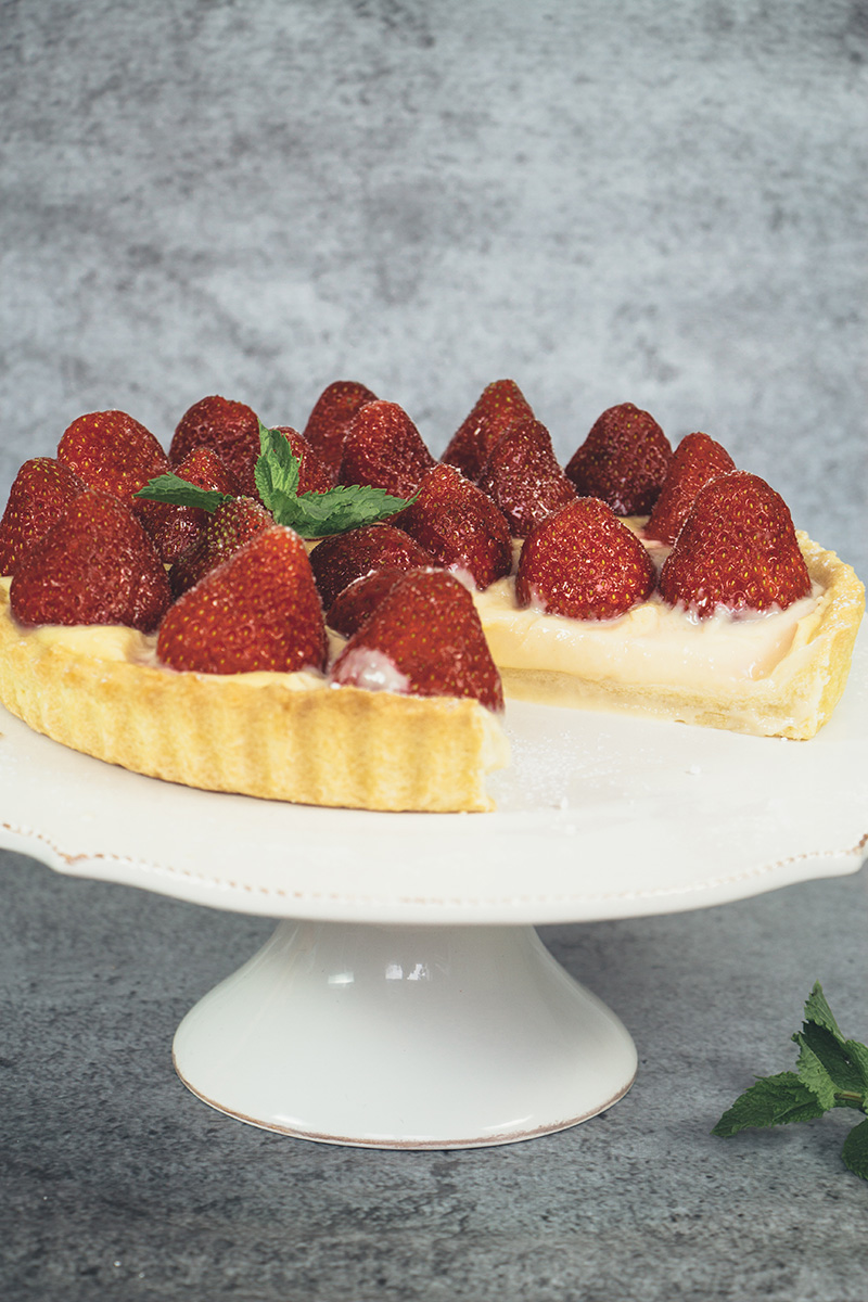 Esta tarta de fresas francesa es, literalmente, lo mejor que puedes hacer con fresas frescas llenas de sabor. Una cáscara de tarta de mantequilla + natillas + fresas! | cocinartheglobe.com