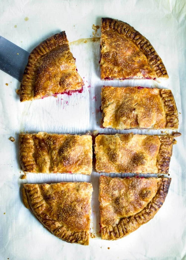  La masa de masa de hojaldre y mantequilla se forma en una bandeja para hornear y se cubre con arándanos frescos, manzanas, cáscara de limón y se cubre para hornear hasta obtener un color marrón dorado. Deslice sobre un tablero de citar y corte para invitados. www.keviniscooking.com 