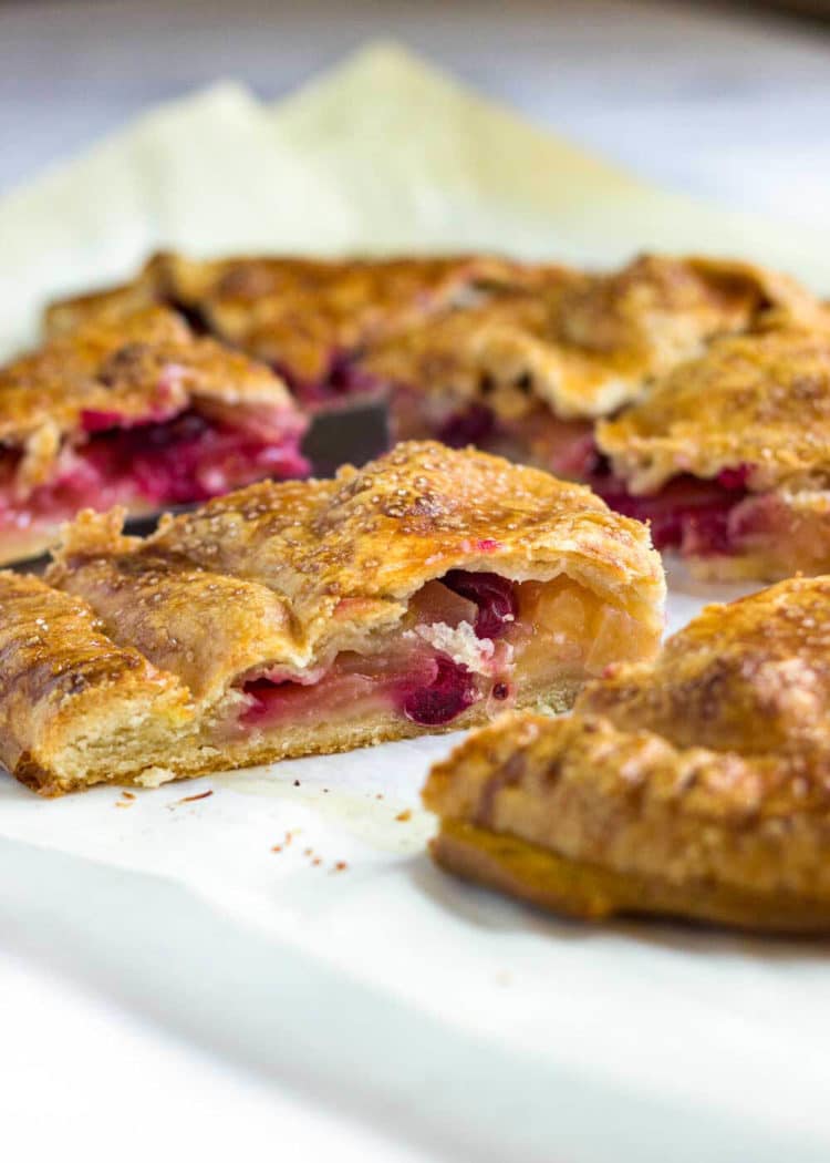  La masa de masa de hojaldre y mantequilla se forma en una bandeja para hornear y se cubre con arándanos frescos, manzanas, cáscara de limón y se cubre para hornear hasta obtener un color marrón dorado. Deslice sobre un tablero de citar y corte para invitados. www.keviniscooking.com 