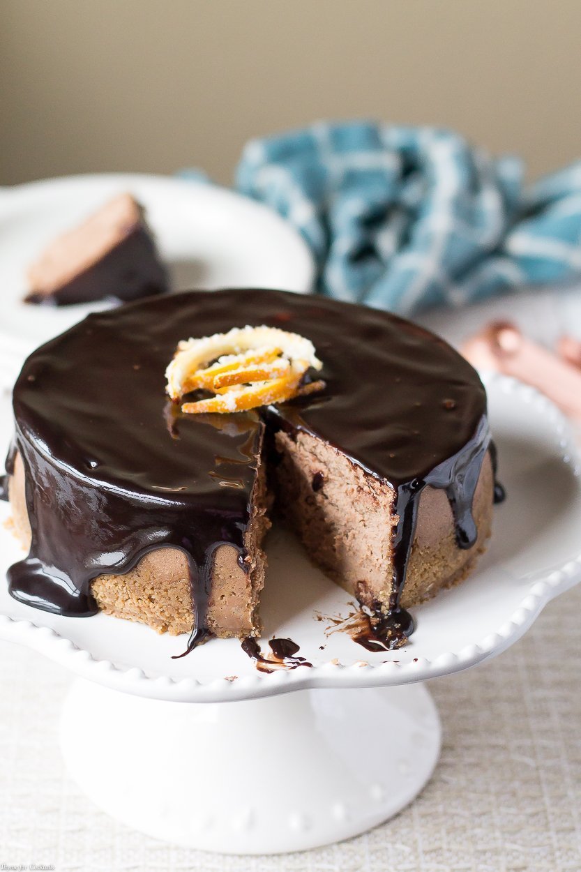 Sé el protagonista de la escena de los postres festivos cuando prepares esta receta de Cheesecake con chocolate y naranja picante con notas distintivas de canela, especias y naranja.