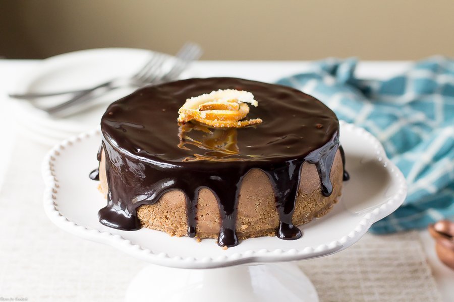 Sé el protagonista de la escena de los postres festivos cuando prepares esta receta de Cheesecake con chocolate y naranja picante con notas distintivas de canela, especias y naranja.