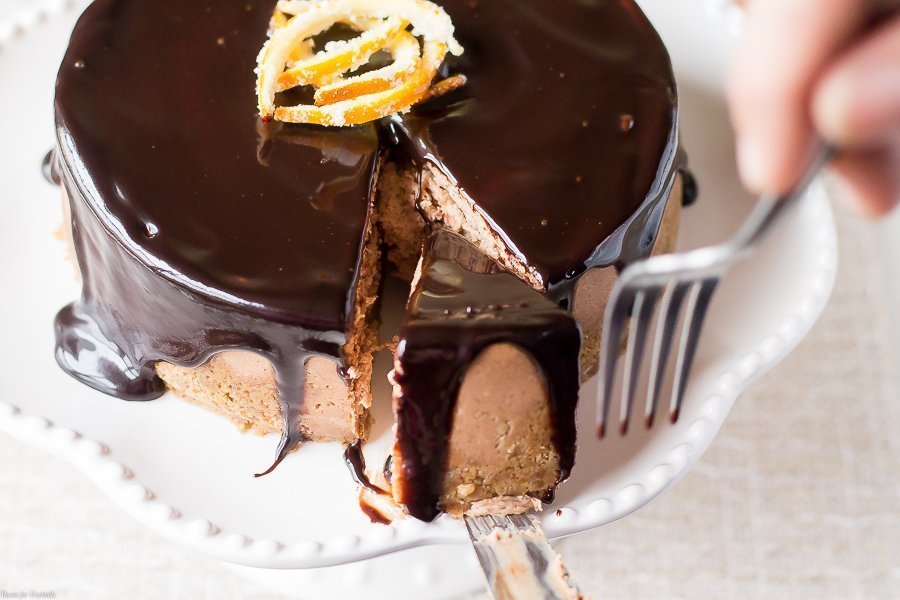 Sé el protagonista de la escena de los postres festivos cuando prepares esta receta de Cheesecake con chocolate y naranja picante con notas distintivas de canela, especias y naranja.