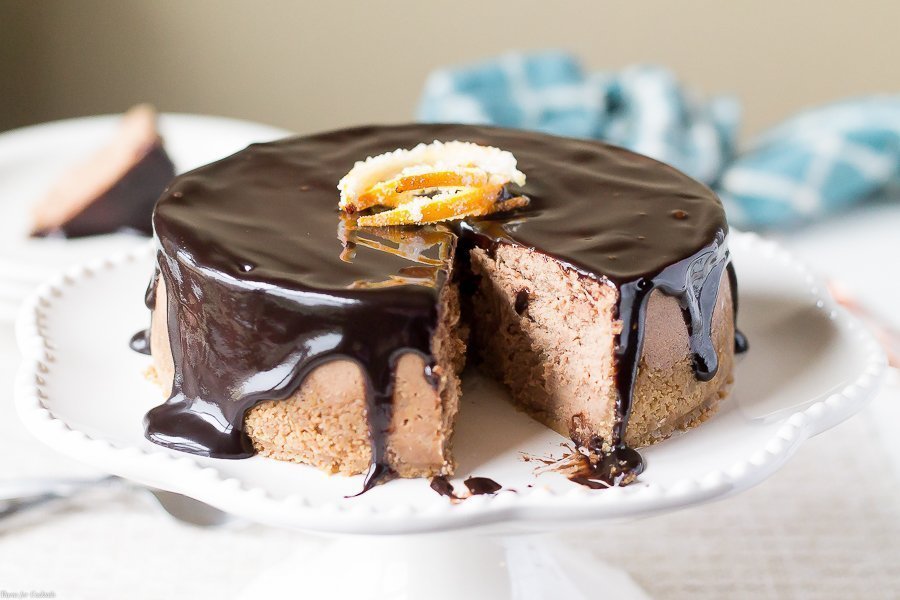 Sé el protagonista de la escena de los postres festivos cuando prepares esta receta de Cheesecake con chocolate y naranja picante con notas distintivas de canela, especias y naranja.