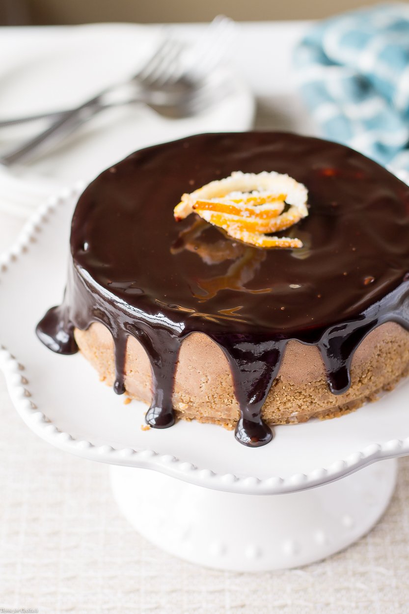 Sé el protagonista de la escena de los postres festivos cuando prepares esta receta de Cheesecake con chocolate y naranja picante con notas distintivas de canela, especias y naranja.