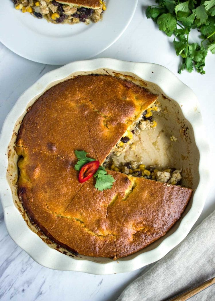  Pastel fácil de pollo con tamal: hecho de pollo molido, especias, maíz y frijoles, todo cubierto con una masa de pan de maíz que se hornea y está lista en minutos. ¡Un favorito de la casa! www.keviniscooking.com 