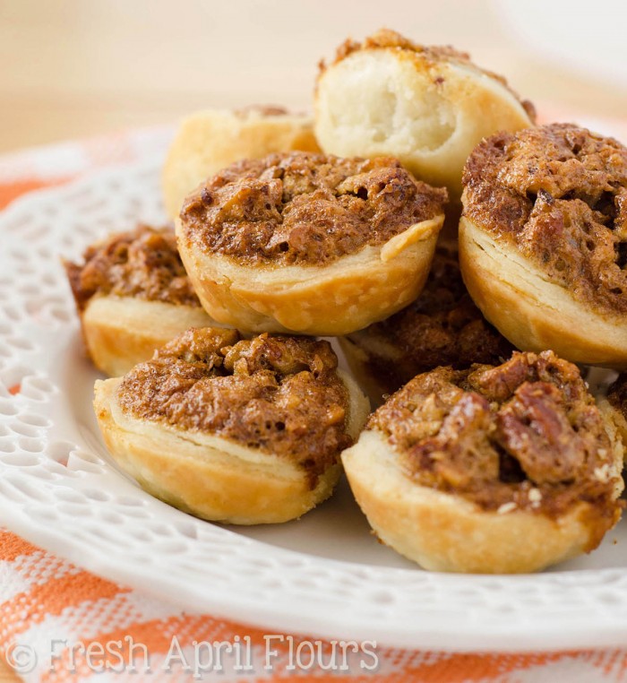 Tartas de pastel de nueces de Pecan: tartas de pastel de tamaño de bocado hechas con mi corteza de pastel casera favorita y un relleno de pastel de pacanas suave y crujiente.