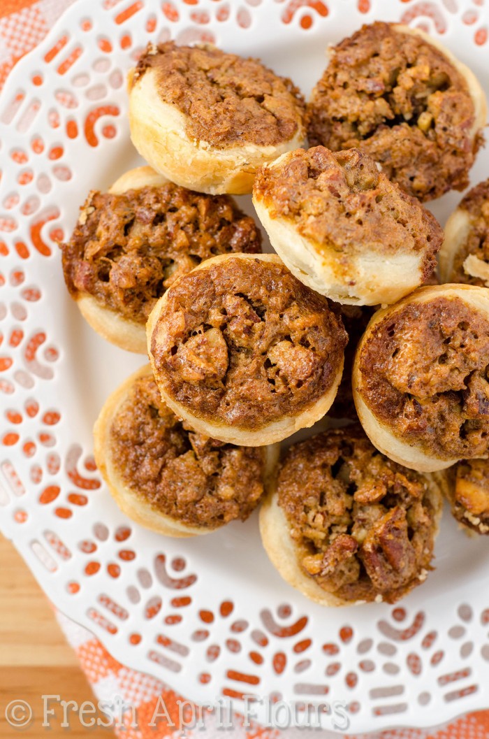 Tartas de pastel de nueces de Pecan: tartas de pastel de tamaño de bocado hechas con mi corteza de pastel casera favorita y un relleno de pastel de pacanas suave y crujiente.