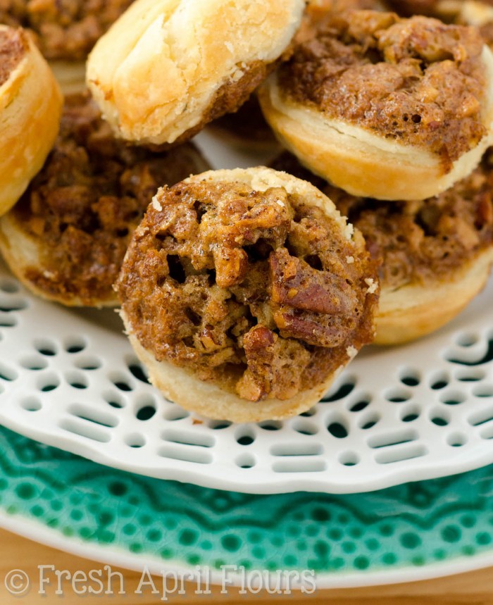 Tartas de pastel de nueces de Pecan: tartas de pastel de tamaño de bocado hechas con mi corteza de pastel casera favorita y un relleno de pastel de pacanas suave y crujiente.