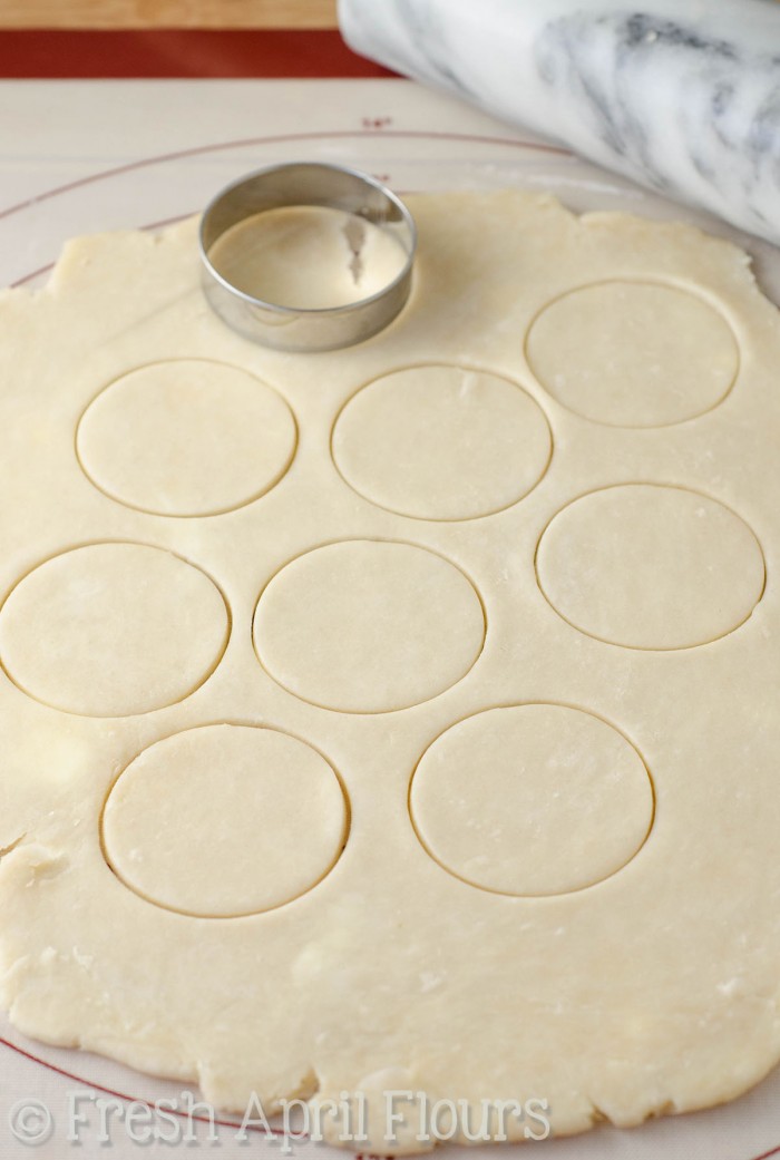 Tartas de pastel de nueces de Pecan: tartas de pastel de tamaño de bocado hechas con mi corteza de pastel casera favorita y un relleno de pastel de pacanas suave y crujiente.