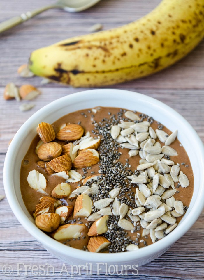 Tazón de batido de mantequilla de maní y chocolate: ¡Un tazón de batido espeso y cremoso que te hace sentir como si estuvieras comiendo un tazón de helado de chocolate! Agrega cualquiera de tus ingredientes favoritos.