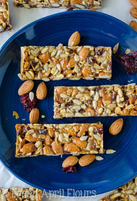 Barras de proteína de vainilla y almendra de arándano: barras de proteína integrales, sin cereales y saludables, llenas de ingredientes saludables y una gran dosis de proteína natural. Perfecto para refrigerios en el camino!