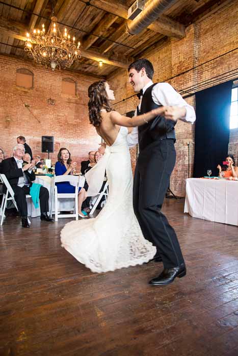 Bailamos dos canciones, espalda con espalda. Primero, dimos dos pasos hacia Randy Travis '' No tendría nada si no te tuviera a ti '. Entonces, inmediatamente entramos en 'Breaker Breaker 19' de Aaron Watson. Brian me giró y me dio vueltas por toda la pista de baile. ¡Fue muy divertido! Me encanta esta foto porque muestra el ambiente rústico del lugar 