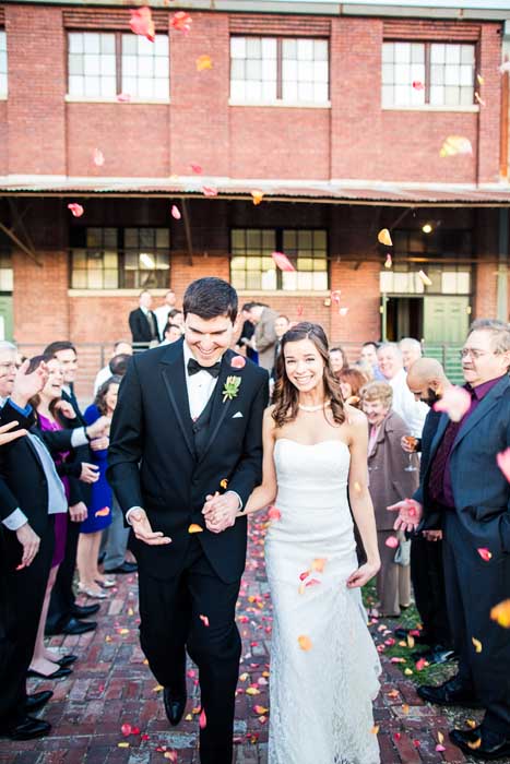 Las bodas no pueden durar para siempre, ¡aunque nos gustaría que lo hicieran! Nos despedimos cuando nuestros invitados lanzaron pétalos de rosa melocotón