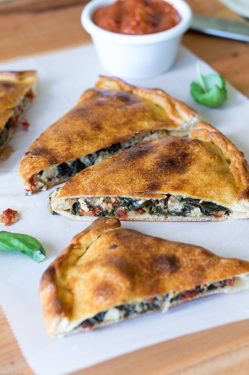 Cada bocado de esta receta de Calzone de pollo con albahaca y tomate al sol está tan lleno de autĂ©nticos sabores italianos que no puedes evitar sentir que estás cenando en una pizzerĂa clásica.