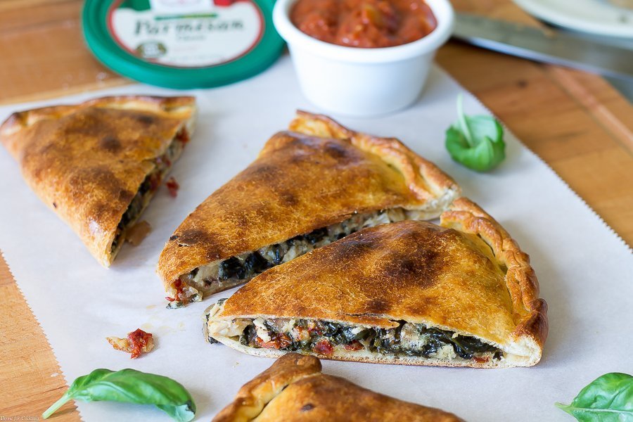 Cada bocado de esta receta de Calzone de pollo con albahaca y tomate al sol está tan lleno de autĂ©nticos sabores italianos que no puedes evitar sentir que estás cenando en una pizzerĂa clásica.