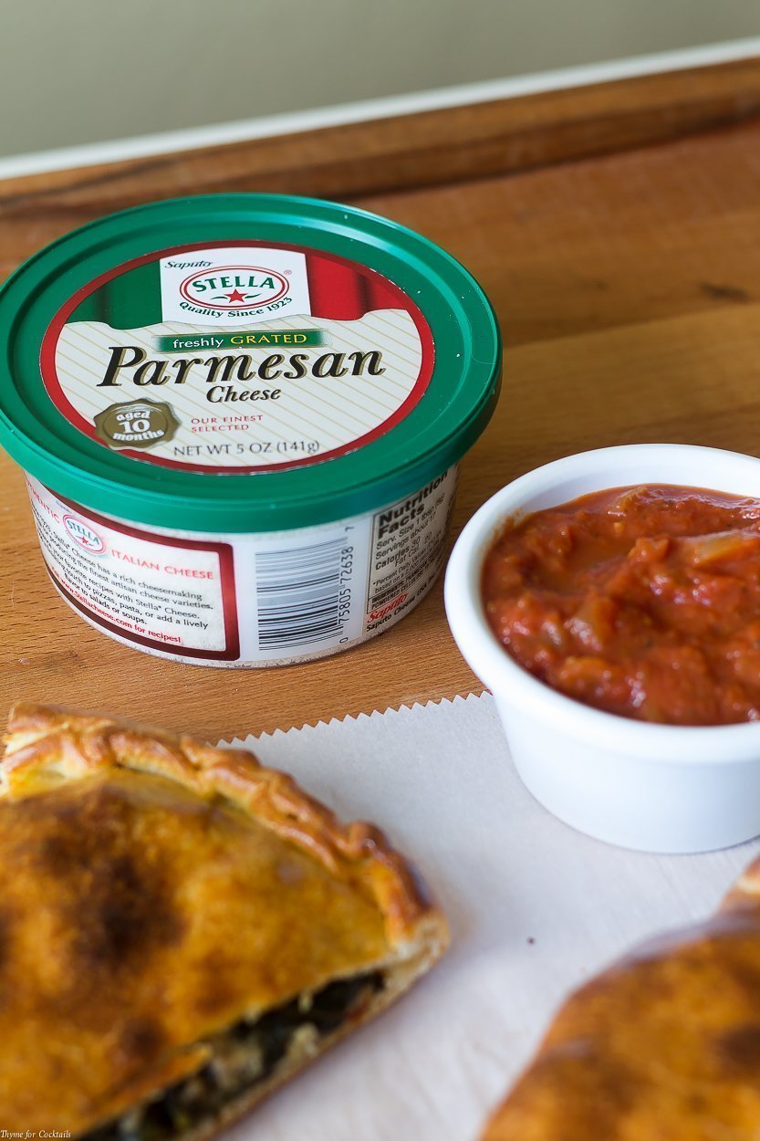 Cada bocado de esta receta de Calzone de pollo con albahaca y tomate al sol está tan lleno de autĂ©nticos sabores italianos que no puedes evitar sentir que estás cenando en una pizzerĂa clásica.