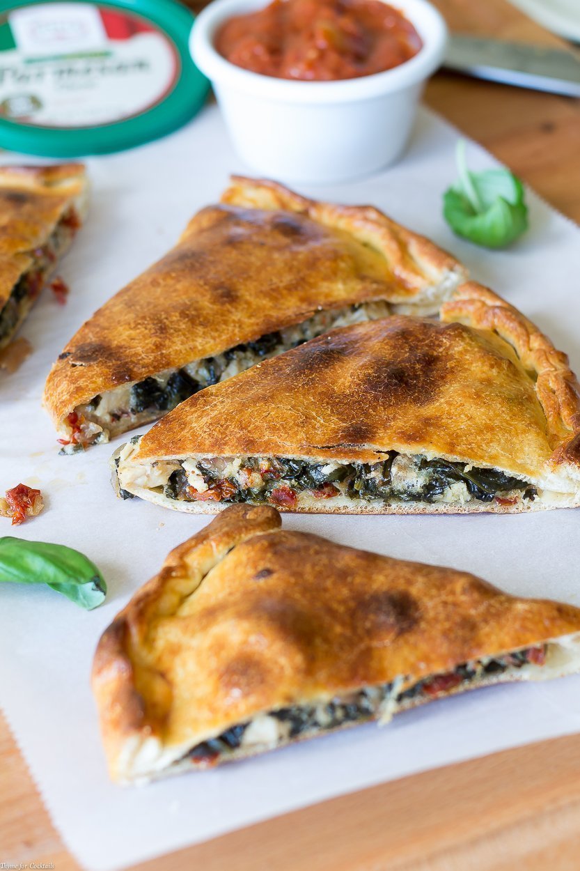 Cada bocado de esta receta de Calzone de pollo con albahaca y tomate al sol está tan lleno de autĂ©nticos sabores italianos que no puedes evitar sentir que estás cenando en una pizzerĂa clásica.