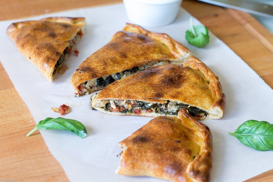 Cada bocado de esta receta de Calzone de pollo con albahaca y tomate al sol está tan lleno de autĂ©nticos sabores italianos que no puedes evitar sentir que estás cenando en una pizzerĂa clásica.
