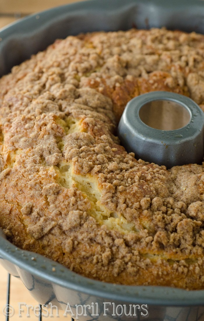 Canela Streusel Coffee Cake: torta de café clåsico con un streusel de canela mantecosa en la parte superior Y la parte inferior de cada rebanada. Justo lo que necesitas para ir con tu taza de Joe!
