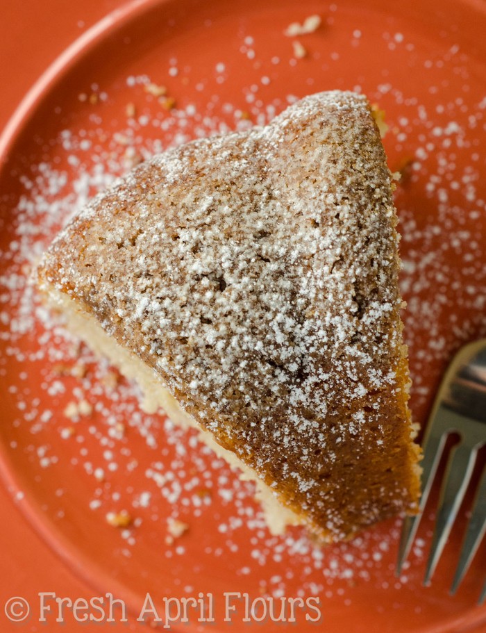 Canela Streusel Coffee Cake: torta de café clåsico con un streusel de canela mantecosa en la parte superior Y la parte inferior de cada rebanada. Justo lo que necesitas para ir con tu taza de Joe!