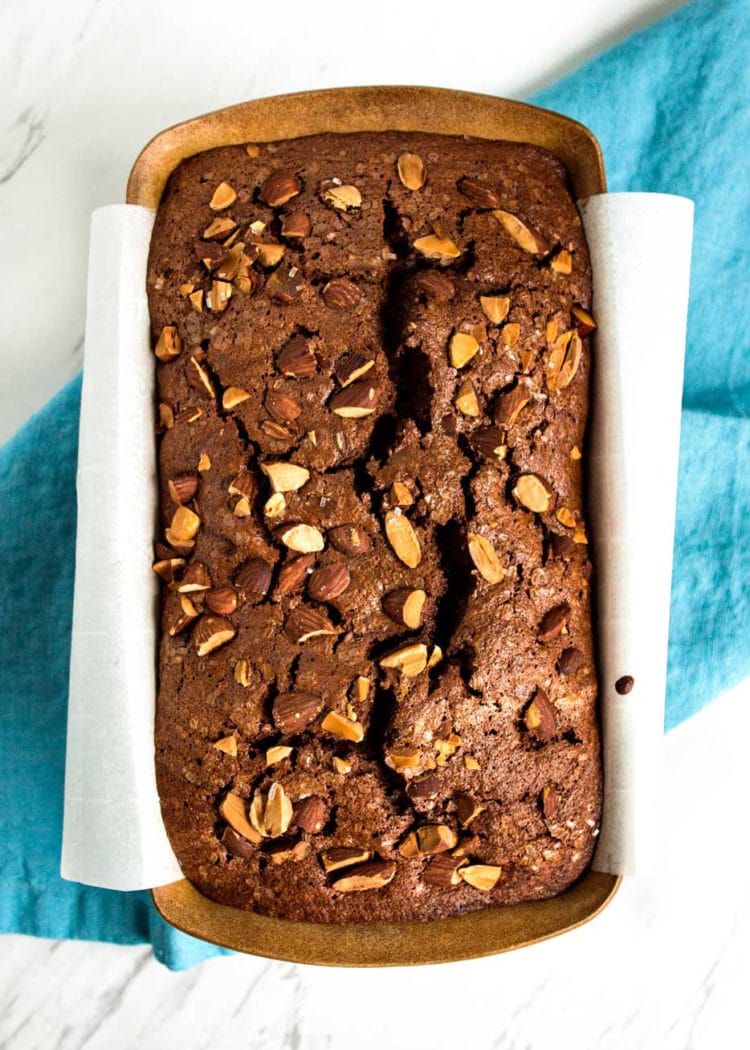 Chocolate Almond Tea Cake - ¿Un pastel de chocolate rico y húmedo hecho con almendras que no contiene gluten y es sabroso? Sí, aquí está! Perfecto para un refrigerio de la mañana durante las vacaciones. Www.keviniscooking.com
