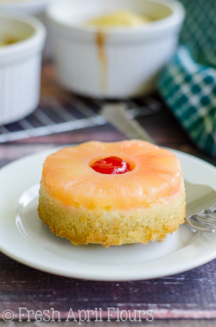 Tortas al revés mini piña: como el clásico, solo que más pequeño. Torta húmeda y sabrosa rematada con piña y una cereza.