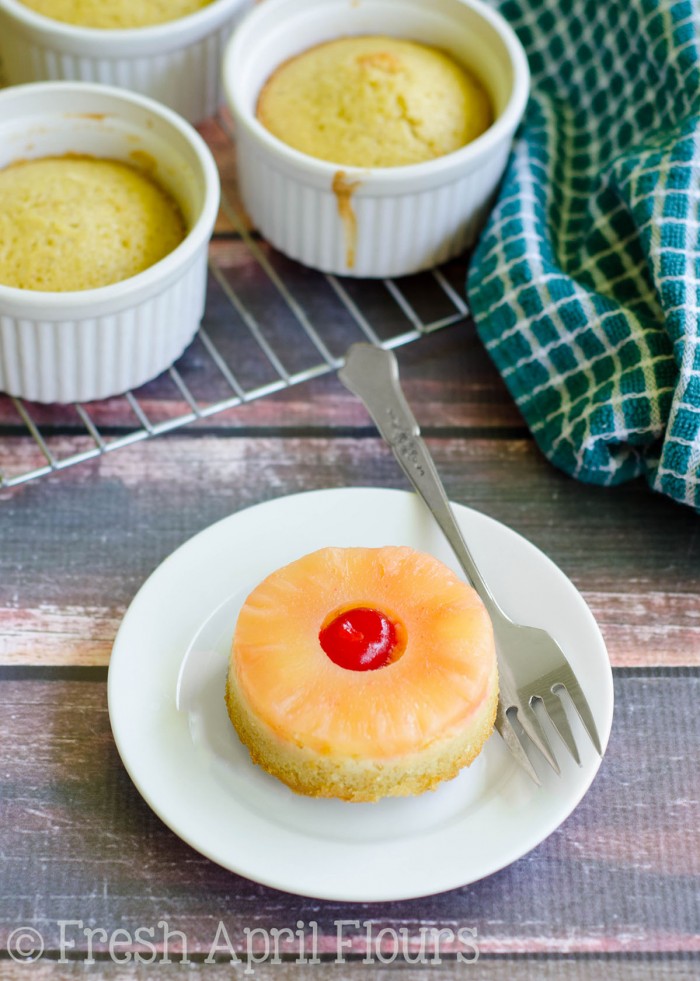 Tortas al revés mini piña: como el clásico, solo que más pequeño. Torta húmeda y sabrosa rematada con piña y una cereza.