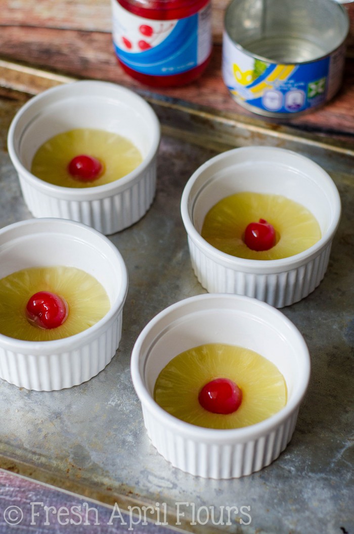 Tortas al revés mini piña: como el clásico, solo que más pequeño. Torta húmeda y sabrosa rematada con piña y una cereza.