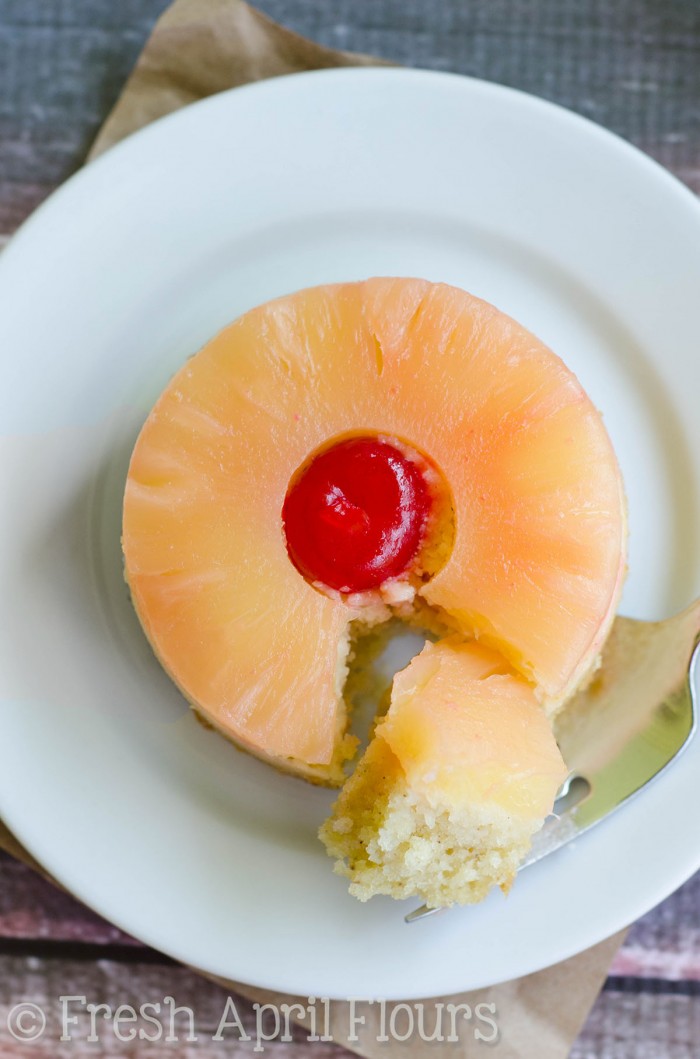Tortas al revés mini piña: como el clásico, solo que más pequeño. Torta húmeda y sabrosa rematada con piña y una cereza.