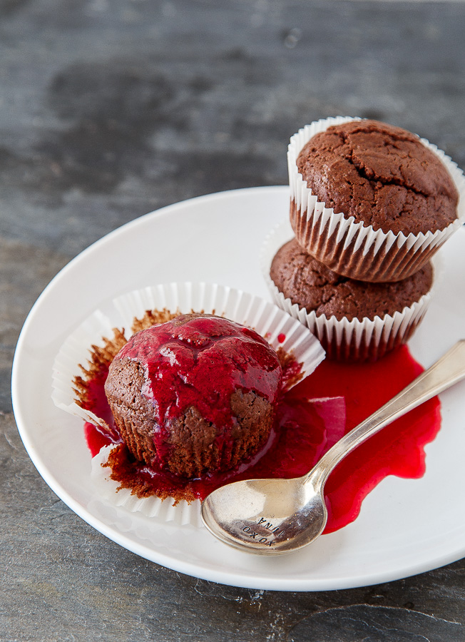  Bizcocho de chocolate con salsa de frambuesa @dessertfortwo 