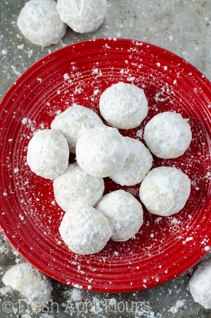 Tortas de té rusas (bolas de nieve): galletas de mantequilla de mantequilla, de mantequilla en la boca, rellenas de nueces y enrolladas en azúcar en polvo. ¡Una galleta clásica en Navidad!