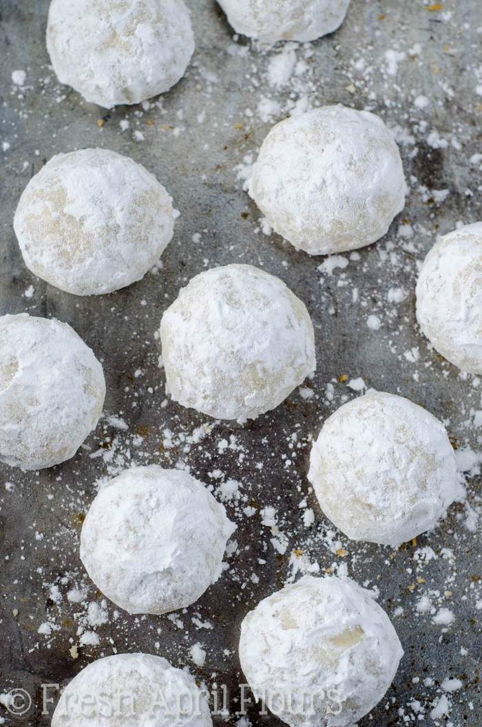 Tortas de té rusas (bolas de nieve): galletas de mantequilla de mantequilla, de mantequilla en la boca, rellenas de nueces y enrolladas en azúcar en polvo. ¡Una galleta clásica en Navidad!