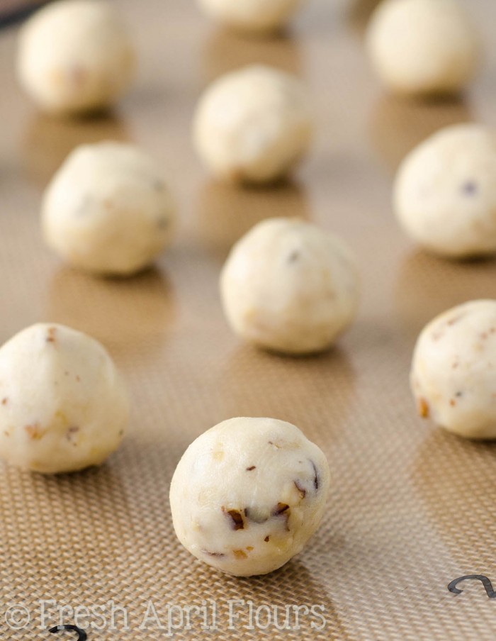 Tortas de té rusas (bolas de nieve): galletas de mantequilla de mantequilla, de mantequilla en la boca, rellenas de nueces y enrolladas en azúcar en polvo. ¡Una galleta clásica en Navidad!
