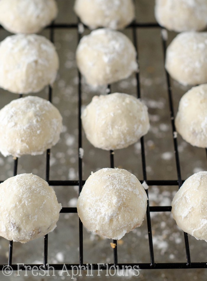 Tortas de té rusas (bolas de nieve): galletas de mantequilla de mantequilla, de mantequilla en la boca, rellenas de nueces y enrolladas en azúcar en polvo. ¡Una galleta clásica en Navidad!