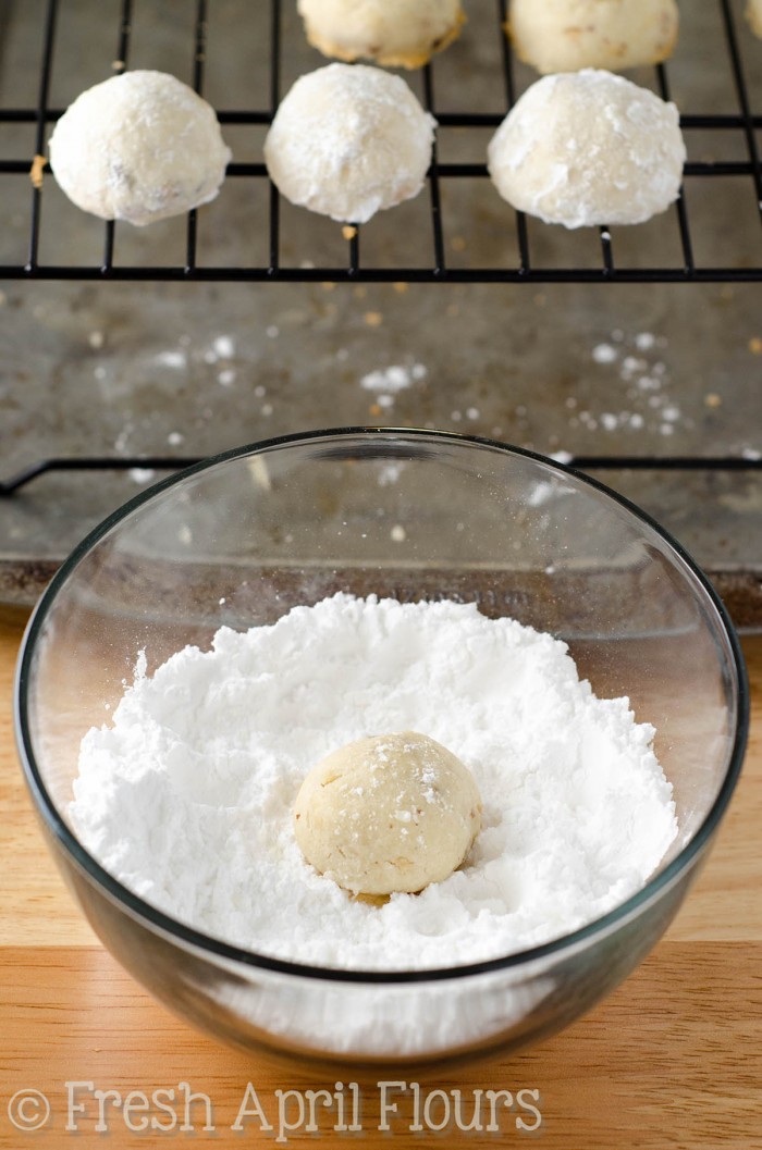Tortas de té rusas (bolas de nieve): galletas de mantequilla de mantequilla, de mantequilla en la boca, rellenas de nueces y enrolladas en azúcar en polvo. ¡Una galleta clásica en Navidad!