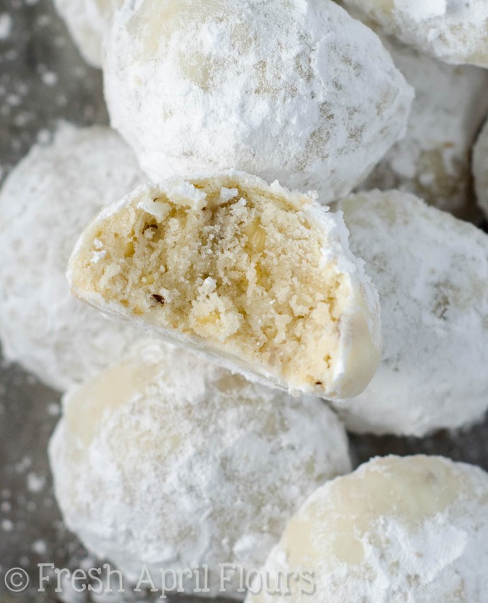 Tortas de té rusas (bolas de nieve): galletas de mantequilla de mantequilla, de mantequilla en la boca, rellenas de nueces y enrolladas en azúcar en polvo. ¡Una galleta clásica en Navidad!
