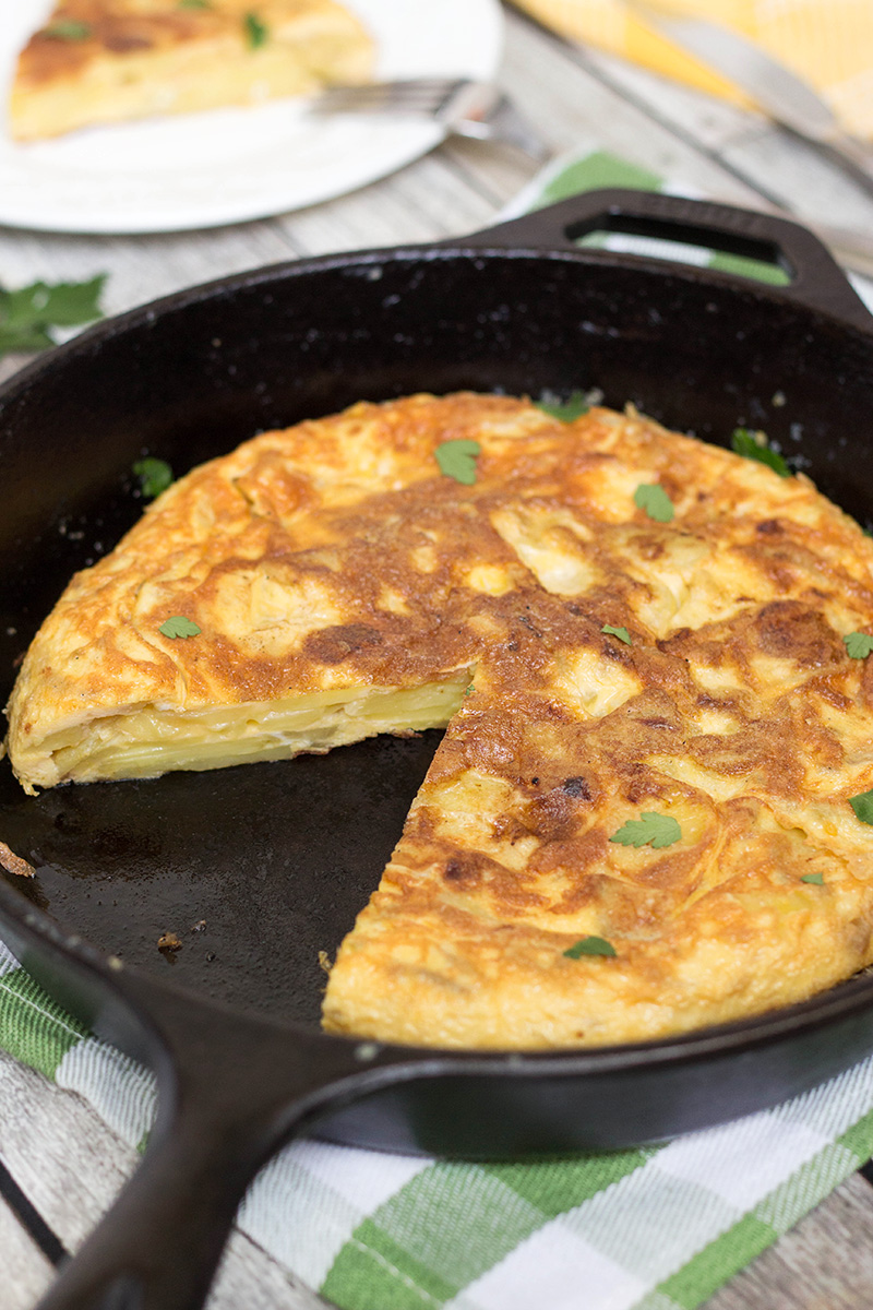 ¡La famosa tortilla española (tortilla) solo requiere algunos ingredientes simples (huevos, papas, cebolla) y es tan deliciosa!