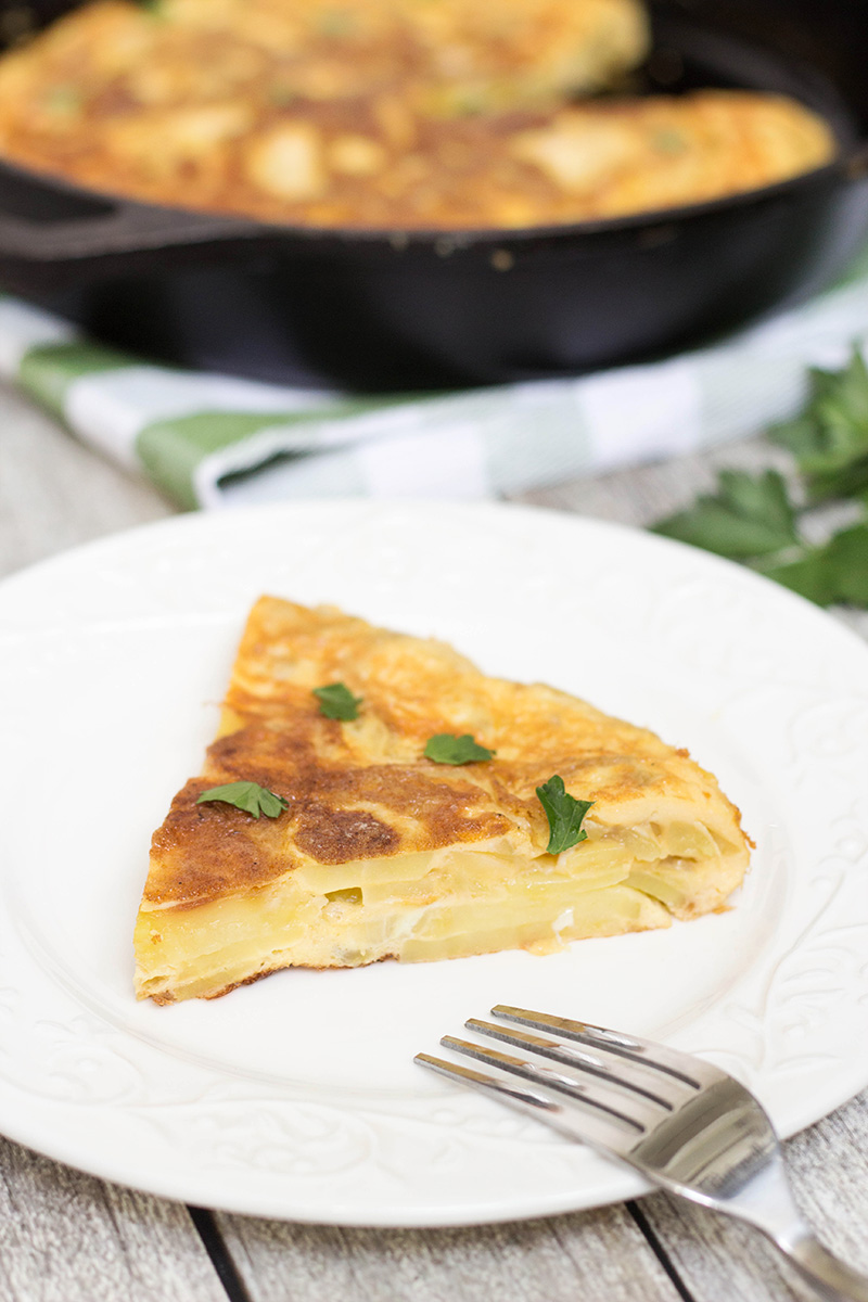 ¡La famosa tortilla española (tortilla) solo requiere algunos ingredientes simples (huevos, papas, cebolla) y es tan deliciosa!