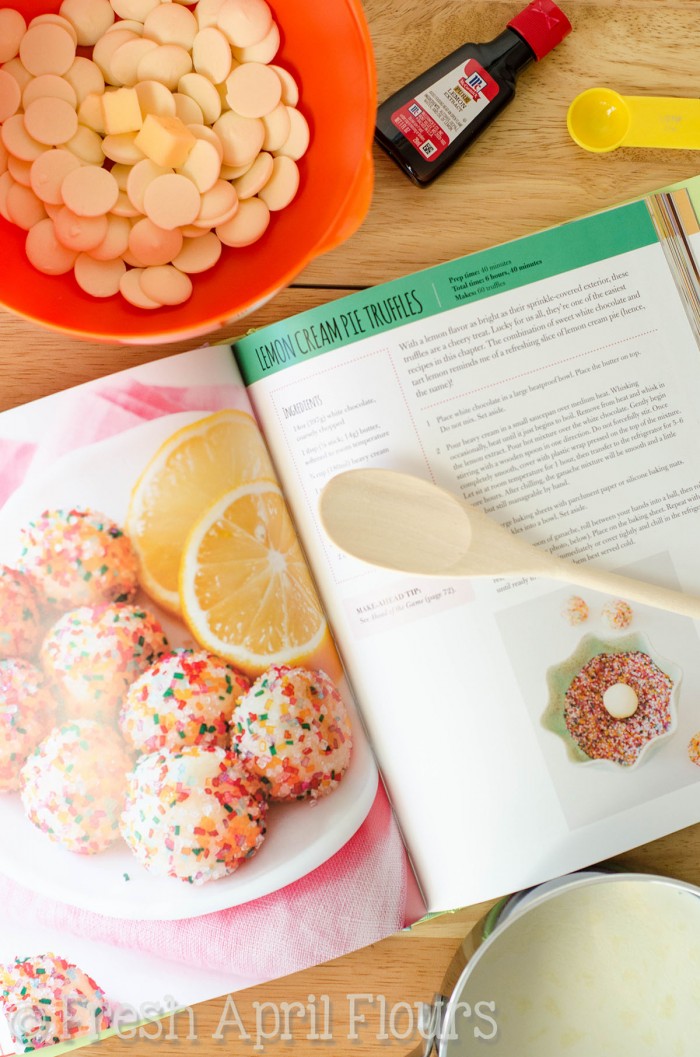 Trufas de pastel de crema de limón: trufas suaves y cremosas llenas de sabor a limón y enrolladas en brillantes y soleados asperjas. ¡Las instrucciones fáciles de seguir te harán sentir como un experto en hacer dulces!