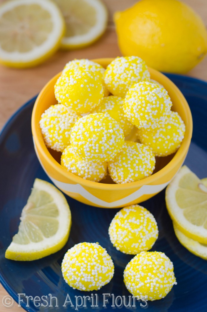 Trufas de pastel de crema de limón: trufas suaves y cremosas llenas de sabor a limón y enrolladas en brillantes y soleados asperjas. ¡Las instrucciones fáciles de seguir te harán sentir como un experto en hacer dulces!