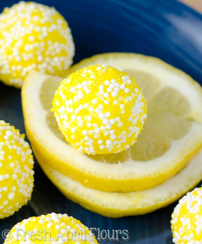 Trufas de pastel de crema de limón: trufas suaves y cremosas llenas de sabor a limón y enrolladas en brillantes y soleados asperjas. ¡Las instrucciones fáciles de seguir te harán sentir como un experto en hacer dulces!