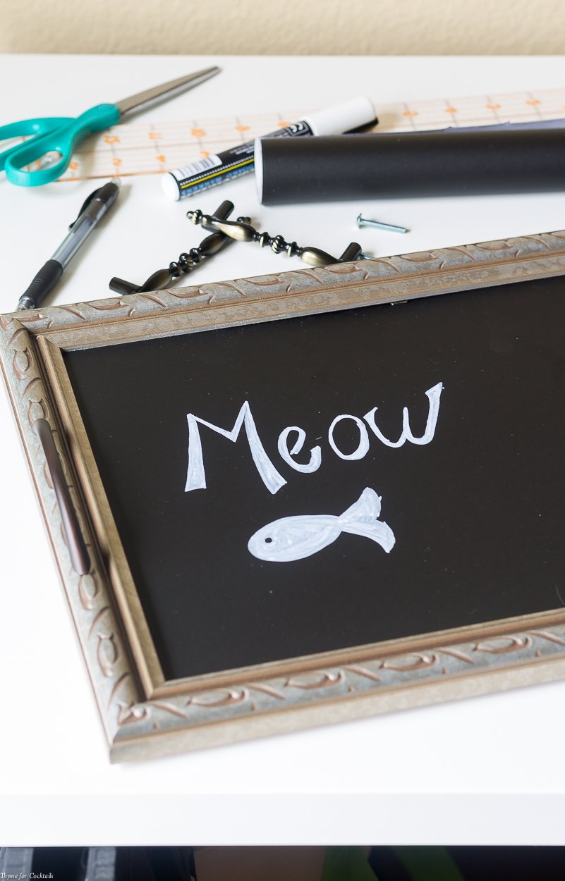 ¡Puede ampliar fácilmente una imagen antigua a este tutorial de DIY Chalkboard Serving Tray con algunos elementos simples y aproximadamente 30 minutos de su tiempo!
