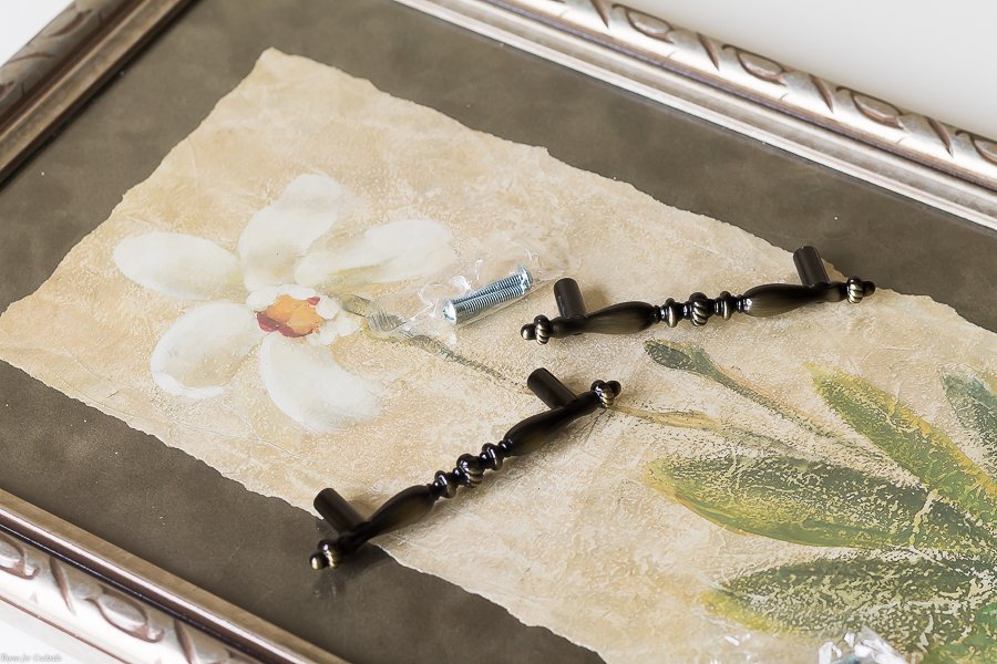 ¡Puede ampliar fácilmente una imagen antigua a este tutorial de DIY Chalkboard Serving Tray con algunos elementos simples y aproximadamente 30 minutos de su tiempo!