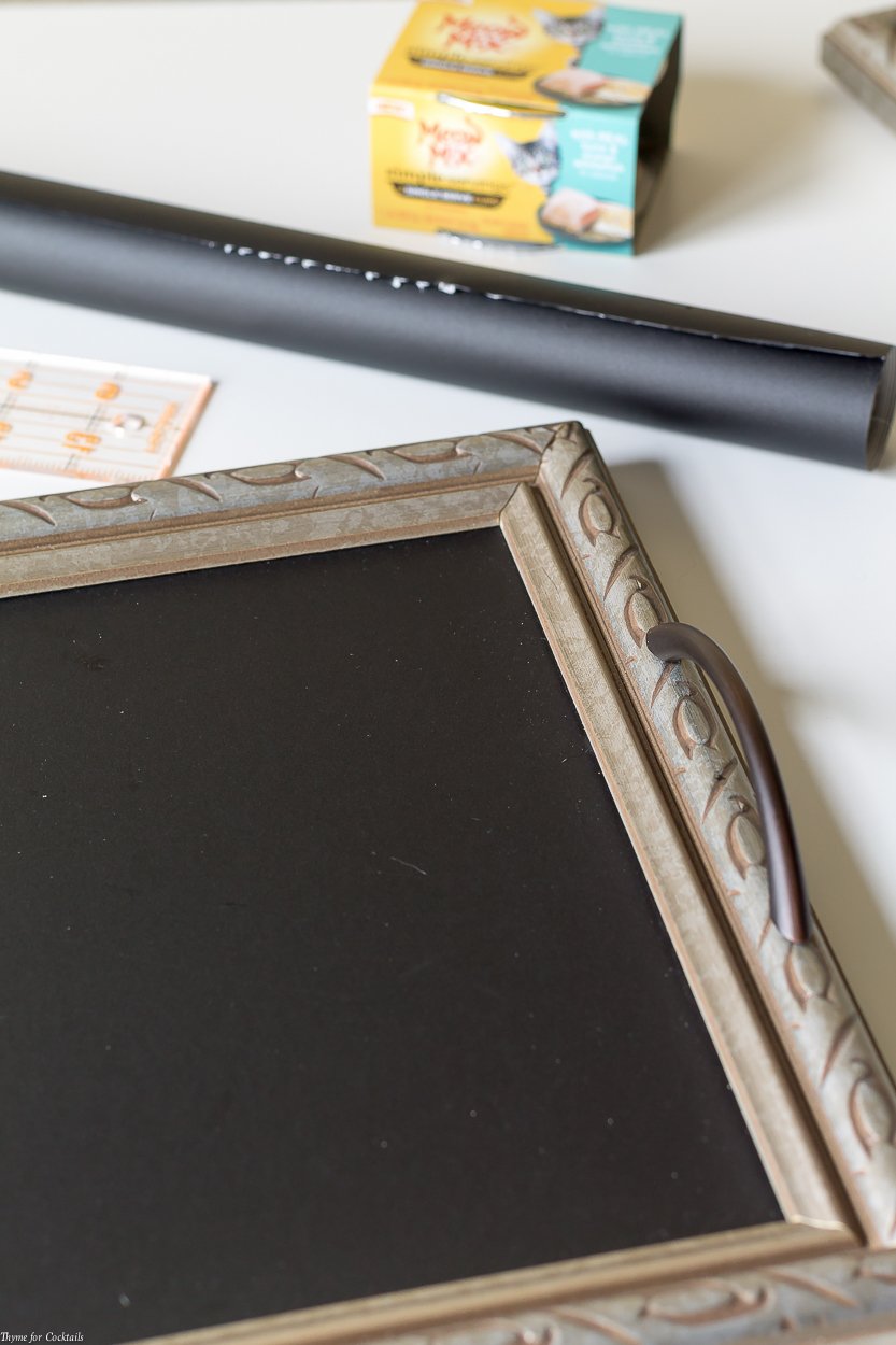 ¡Puede ampliar fácilmente una imagen antigua a este tutorial de DIY Chalkboard Serving Tray con algunos elementos simples y aproximadamente 30 minutos de su tiempo!