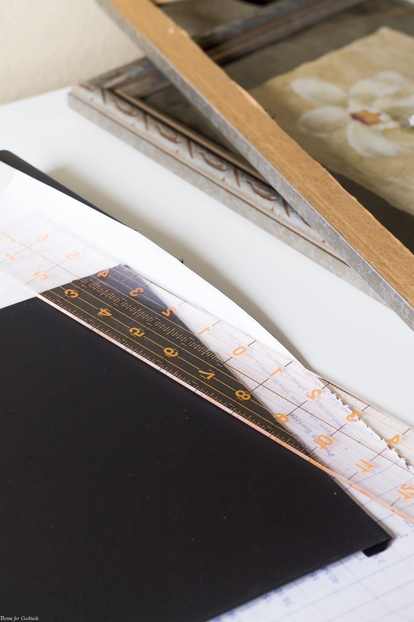 ¡Puede ampliar fácilmente una imagen antigua a este tutorial de DIY Chalkboard Serving Tray con algunos elementos simples y aproximadamente 30 minutos de su tiempo!