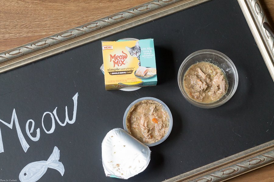¡Puede ampliar fácilmente una imagen antigua a este tutorial de DIY Chalkboard Serving Tray con algunos elementos simples y aproximadamente 30 minutos de su tiempo!