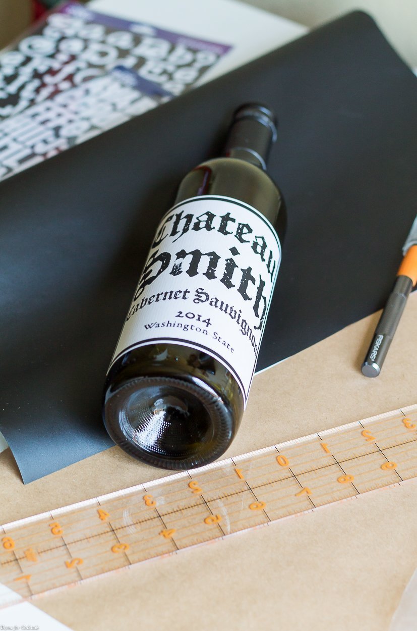 Si está buscando una forma creativa de reciclar sus botellas de vino de fin de semana, ¡no busque más! Este tutorial de jarrón de pared de botellas de vino de bricolaje es justo lo que necesita.